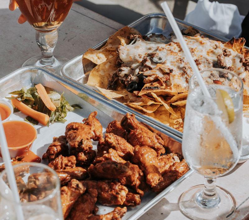nachos au fromage et ailes de poulet