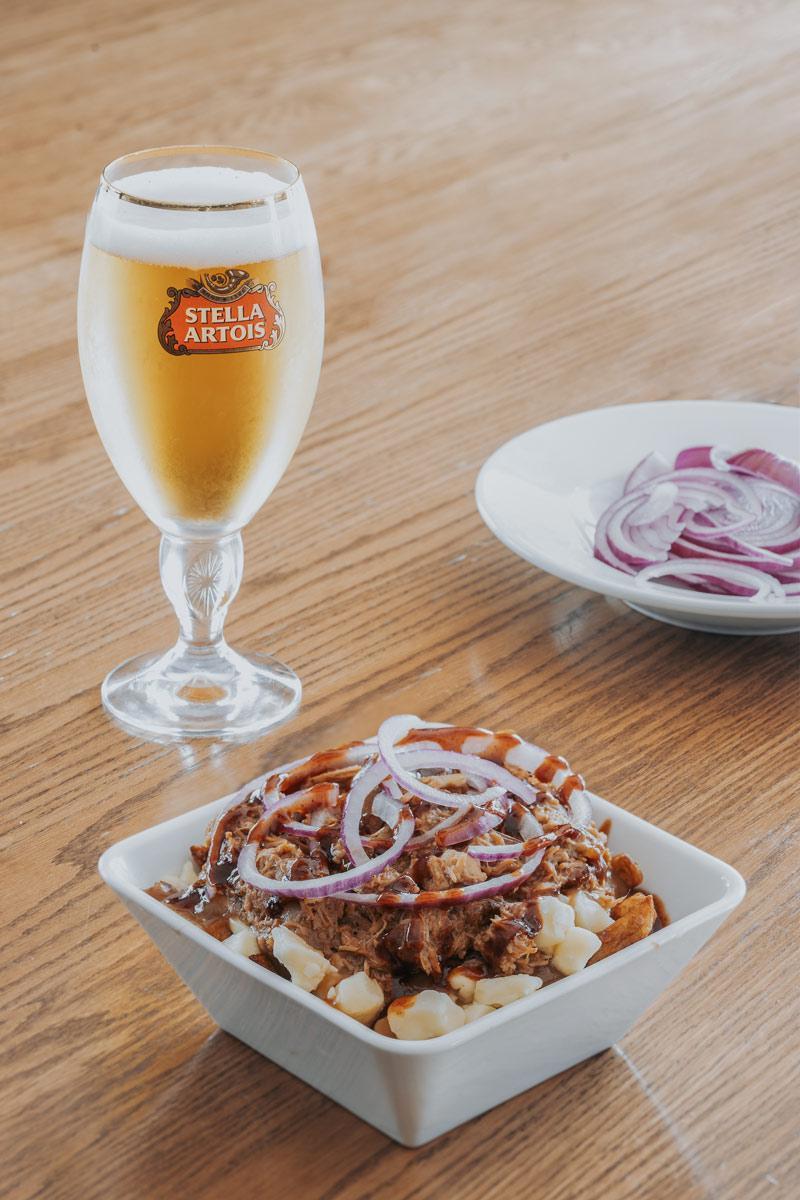 poutine au porc effiloché avec bière