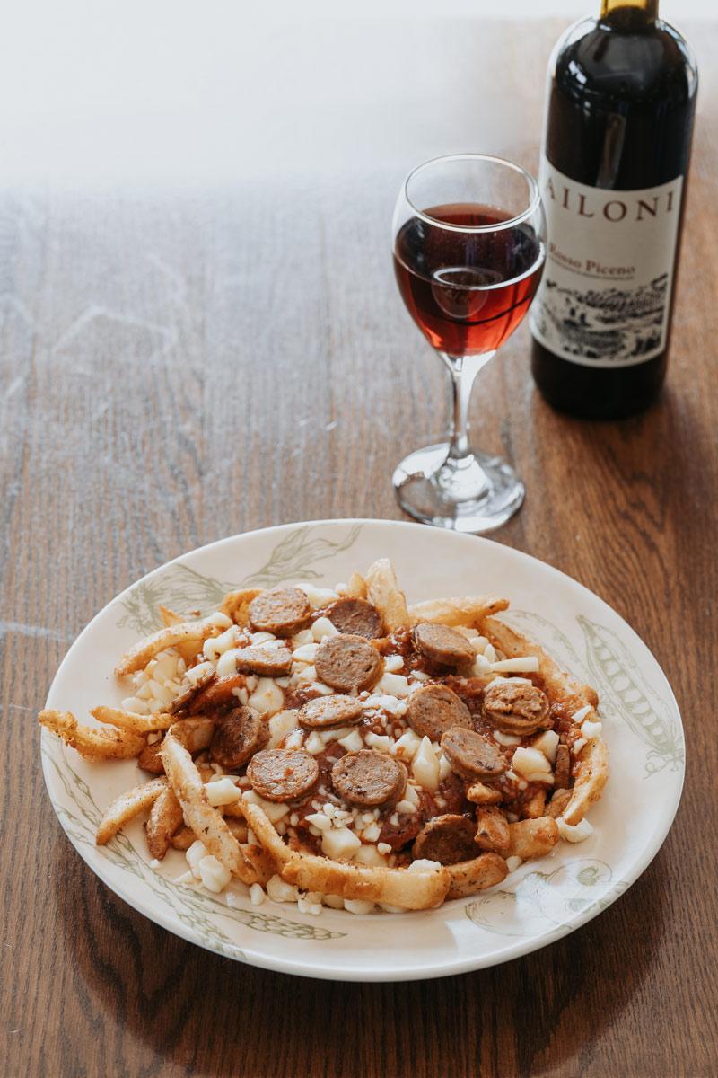poutine italienne et coupe de vin